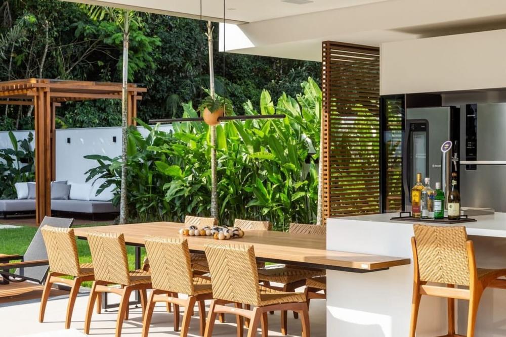 A curadoria da MAC Design apresenta soluções para áreas externas, promovendo integração com a natureza | Crédito: Divulgação