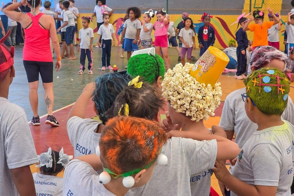 CABELO MALUCO, FANTASIAS E BRINQUEDOS TOMAM CONTA DAS ESCOLAS DE RIBEIRÃO