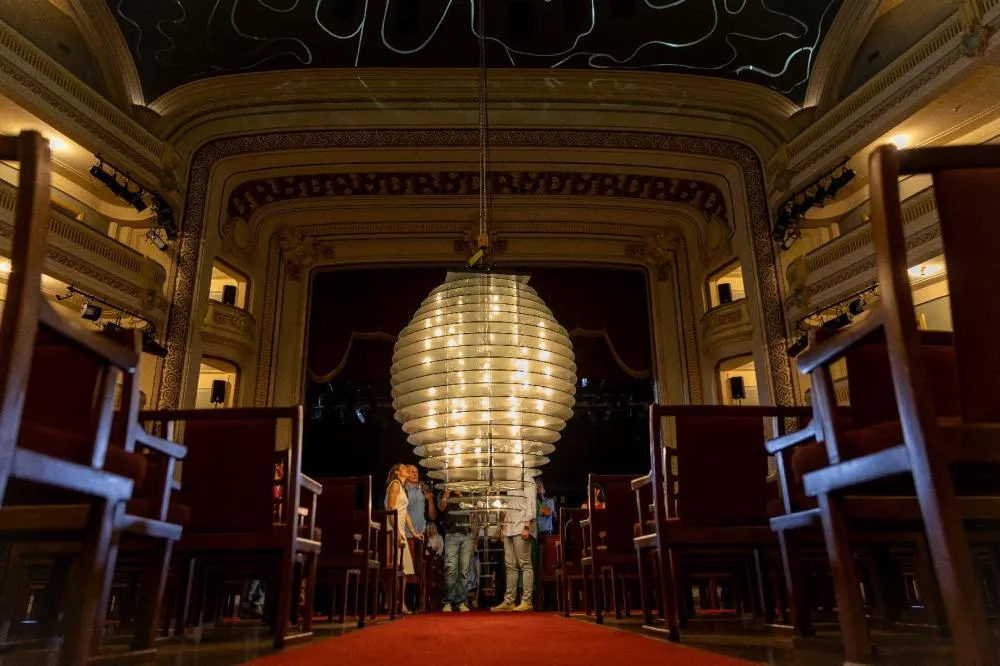 Lustre de 1,4 tonelada desce no Theatro Pedro II e vira aula ao vivo para estudantes