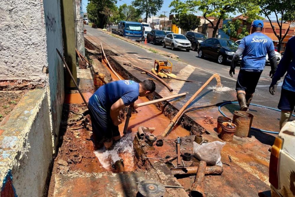 VAZAMENTOS PREJUDICAVAM ABASTECIMENTO E SAERP TROCA REDE ANTIGA EM RIBEIRÃO PRETO