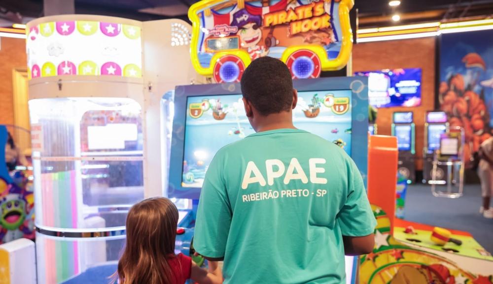 DIA DAS CRIANÇAS ESPECIAL! RIBEIRÃOSHOPPING PROPORCIONA MANHÃ DE ALEGRIA E DIVERSÃO PARA ALUNOS DA APAE