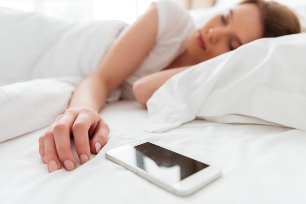 APERTAR O BOTÃO SONECA DO CELULAR FAZ MAL? NEUROLOGISTA EXPLICA O QUE ACONTECE COM SEU CÉREBRO