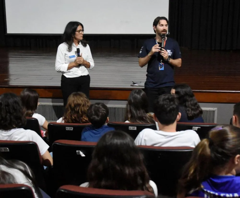 Projeto da Câmara entra nas escolas e aproxima jovens da política desde cedo