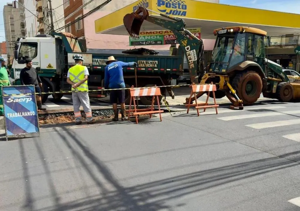 Rompimento de tubulação provoca erosão e mobiliza reparo emergencial no centro de Ribeirão