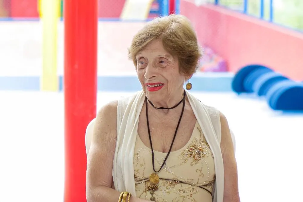 ÚNICA HOMENAGEADA EM VIDA NA REDE MUNICIPAL, EDUCADORA ROSA COSENZA CELEBRA 90 ANOS COM DOAÇÃO LITERÁRIA