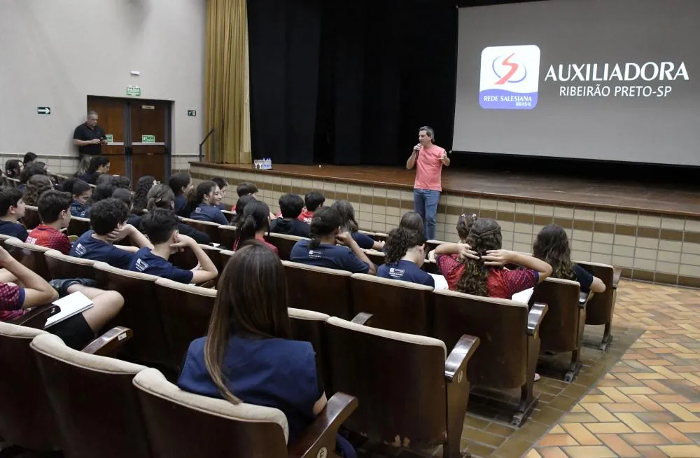PROJETO DA CÂMARA DE RIBEIRÃO PRETO LEVA POLÍTICA PARA SALA DE AULA E APROXIMA ESTUDANTES DO LEGISLATIVO