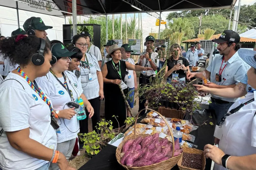 ALUNOS SAEM DA SALA DE AULA E VÃO À AGRISHOW PARA VIVÊNCIA PRÁTICA NO AGRONEGÓCIO