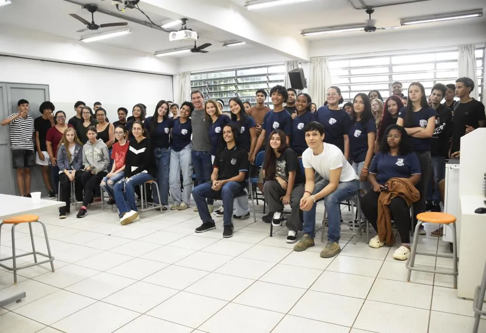 CÂMARA LEVA DEBATE POLÍTICO PARA ESCOLA E TENTA APROXIMAR JOVENS DO LEGISLATIVO EM RIBEIRÃO PRETO
