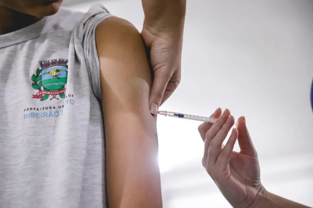 VACINAÇÃO NAS ESCOLAS GANHA FORÇA EM RIBEIRÃO PRETO APÓS ALERTAS SOBRE QUEDA NA COBERTURA VACINAL