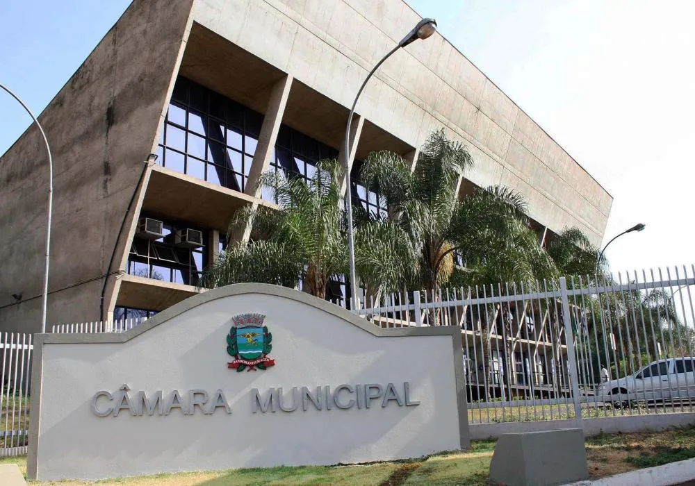 CÂMARA BARRA COBRANÇA DE ESTACIONAMENTO EM VIAS PÚBLICAS E AMPLIA DEBATE SOBRE USO DOS ESPAÇOS URBANOS