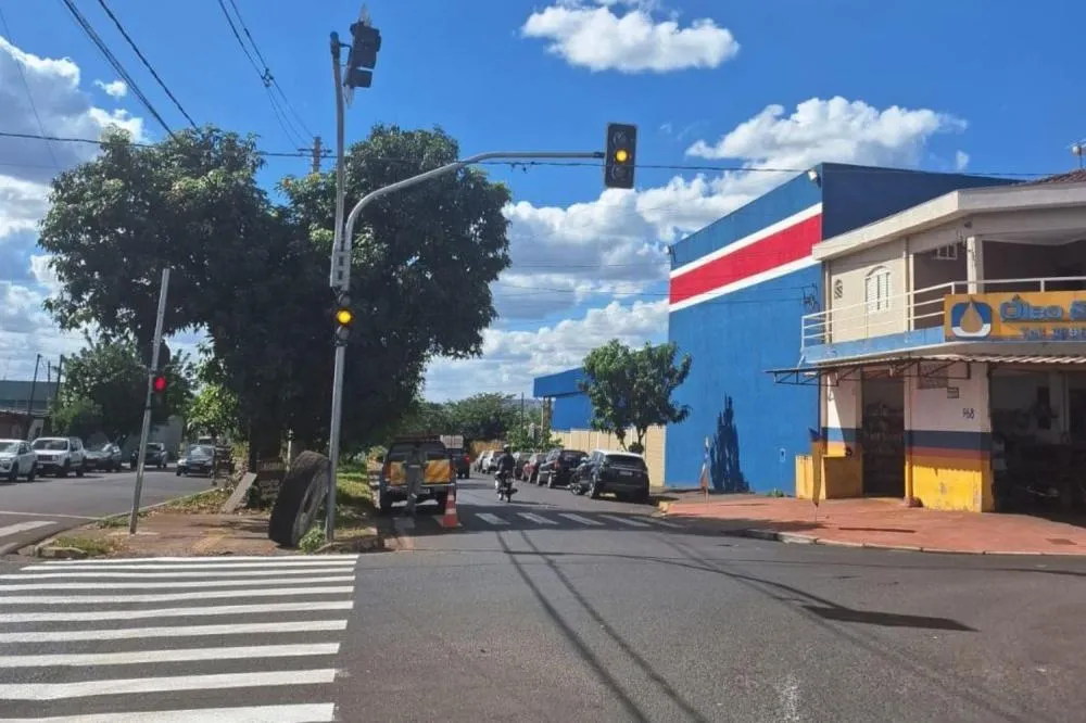 NOVO SEMÁFORO COMEÇA A FUNCIONAR EM REGIÃO DE GRANDE MOVIMENTO E MUDA TRÂNSITO NO JARDIM AEROPORTO