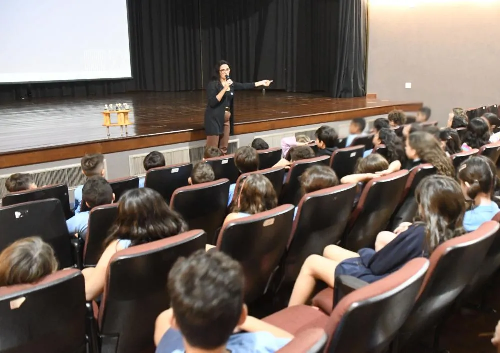 ALUNOS DE RIBEIRÃO PRETO APRENDEM COMO FUNCIONA A POLÍTICA E SURPREENDEM COM QUESTIONAMENTOS SOBRE O PODER PÚBLICO