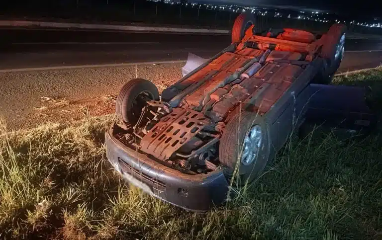 CARRO CAPOTA EM RODOVIA DA REGIÃO DE RIBEIRÃO PRETO E PASSAGEIRO É SOCORRIDO