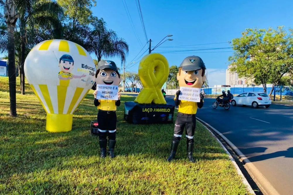 AÇÃO DO MAIO AMARELO CHAMA ATENÇÃO DE MOTORISTAS EM UMA DAS ROTATÓRIAS MAIS MOVIMENTADAS DE RIBEIRÃO PRETO