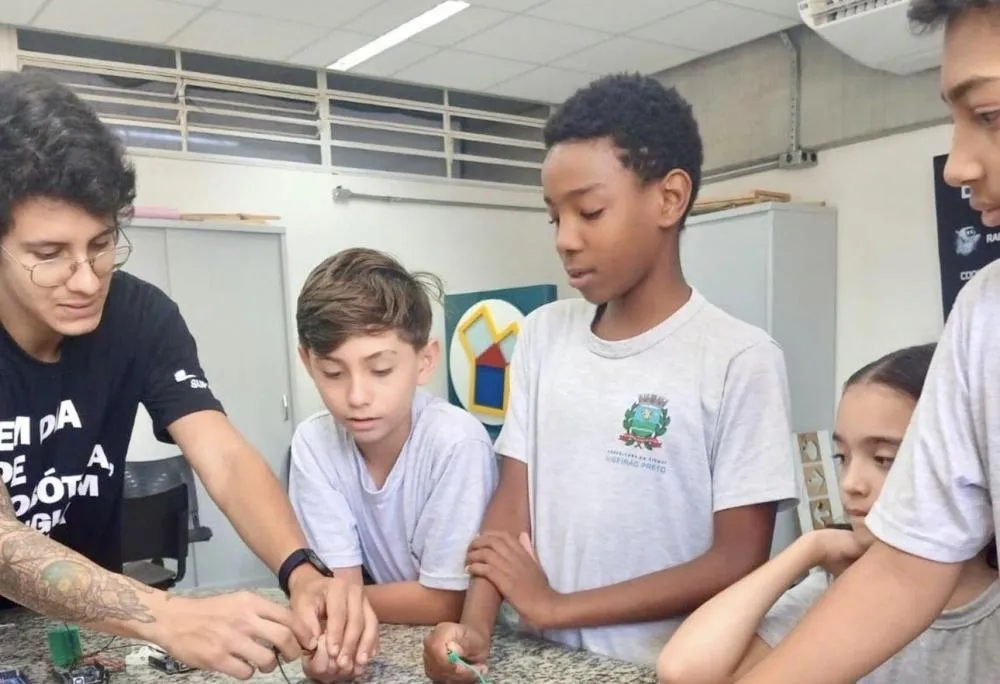 ALUNOS DA REDE MUNICIPAL COMEÇAM A CRIAR JOGOS, CIRCUITOS E ROBÔS EM RIBEIRÃO PRETO