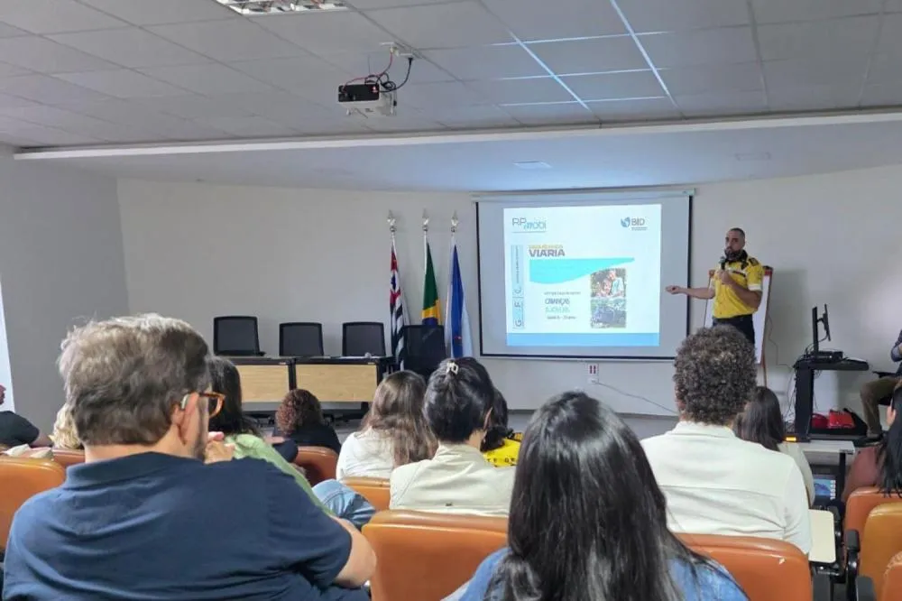 RIBEIRÃO PRETO DESCOBRE CARROS A 75 KM/H EM FRENTE A ESCOLA E ADMITE RISCO NO TRÂNSITO