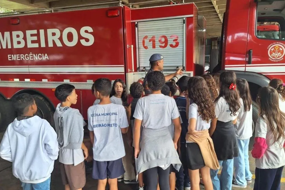 ESCOLAS DE RIBEIRÃO LEVAM ALUNOS PARA DENTRO DA POLÍCIA MILITAR EM PROJETO DE FORMAÇÃO CIDADÃ