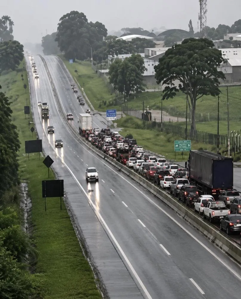 CHUVA FORTE PROVOCA ALAGAMENTO E DESLIZAMENTO EM RODOVIA DO INTERIOR PAULISTA