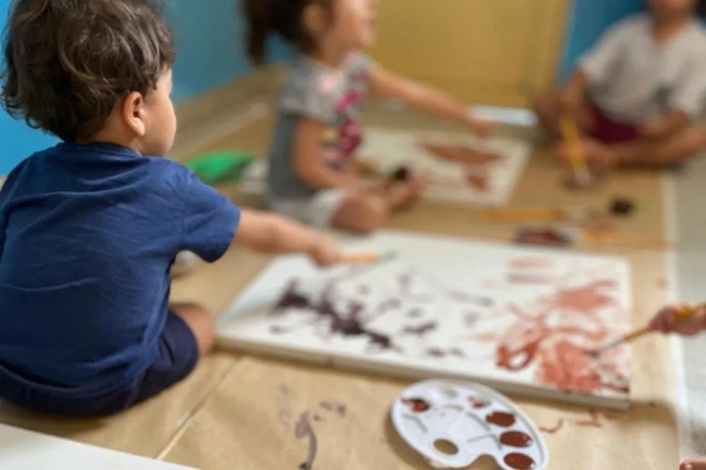ESCOLAS DE RIBEIRÃO PRETO REAGEM AO EXCESSO DE TELAS E TRANSFORMAM BRINCADEIRAS EM PRIORIDADE NAS SALAS DE AULA