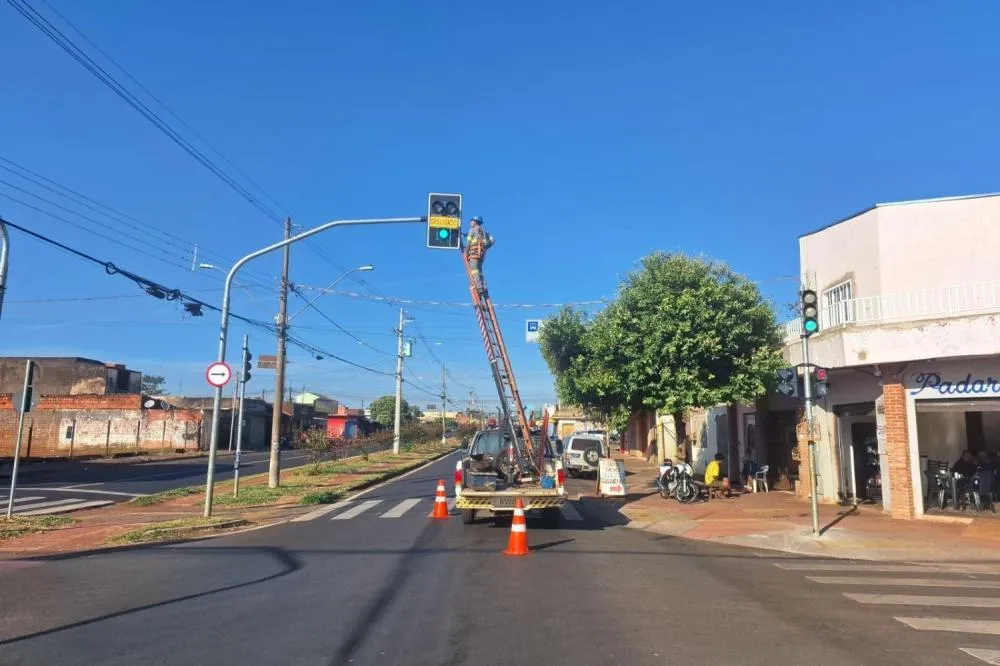 NOVO SEMÁFORO COMEÇA A FUNCIONAR EM CRUZAMENTO MOVIMENTADO DE RIBEIRÃO PRETO