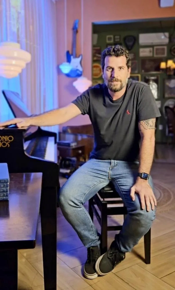 ENTRE O PIANO E A ALMA: LEONARDO FREITAS TRANSFORMA HISTÓRIAS EM MÚSICA E ENCANTA RIBEIRÃO PRETO