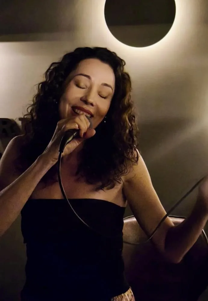 ENTRE RAÍZES, MEMÓRIAS E CANÇÕES: HELOÍSA REIS TRANSFORMA HISTÓRIAS DE VIDA EM MÚSICA