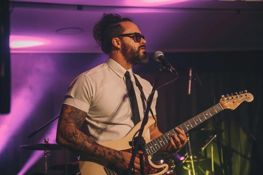 A MÚSICA COMO DESTINO: A TRAJETÓRIA DE FELIPE POCH ENTRE PALCOS, ESTÚDIOS E SONHOS AUTORAIS