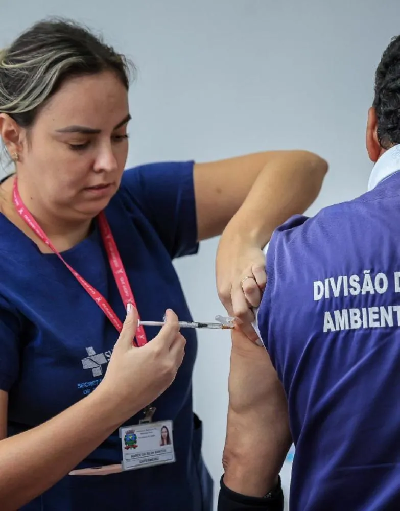 Vacinação contra dengue começa por profissionais da saúde e levanta debate sobre ampliação para a população em Ribeirão Preto