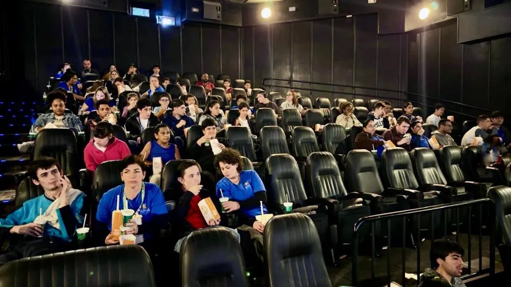 SESSÕES DE CINEMA ADAPTADAS E AÇÕES RECREATIVAS REÚNEM CERCA DE 90 PARTICIPANTES NO RIBEIRÃOSHOPPING