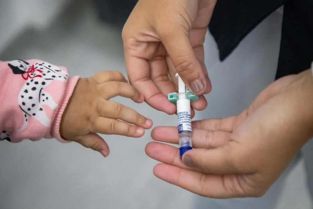 RIBEIRÃO PRETO COMEÇA A APLICAR NOVA VACINA QUE AMPLIA PROTEÇÃO CONTRA MENINGITE E PNEUMONIA EM CRIANÇAS