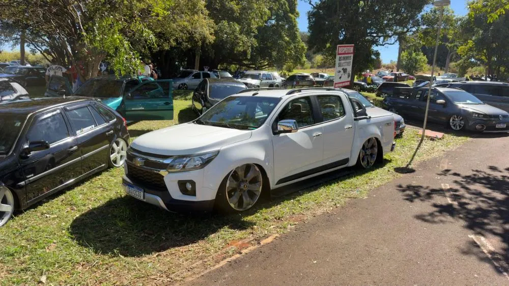 CARROS REBAIXADOS VIRAM ATRAÇÃO EM EVENTO QUE TROCA INGRESSO POR DOAÇÃO DE ALIMENTOS