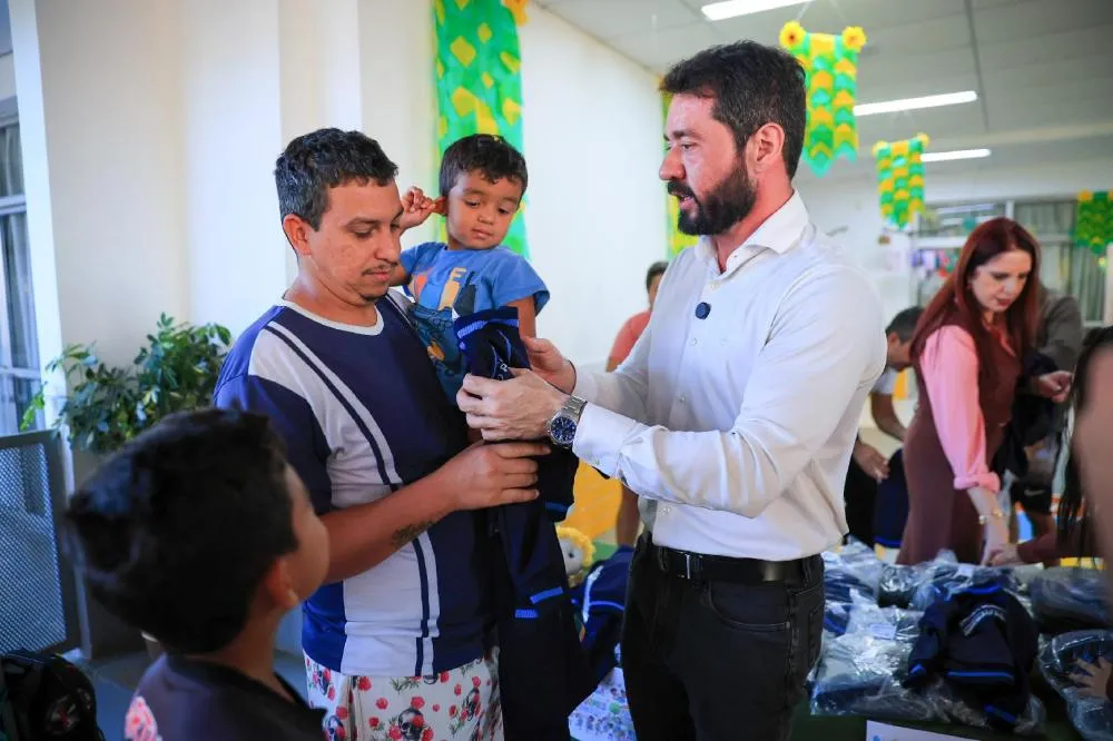 RICARDO SILVA LIBERA RETIRADA DOS UNIFORMES DE INVERNO PARA 50 MIL ALUNOS DA REDE MUNICIPAL