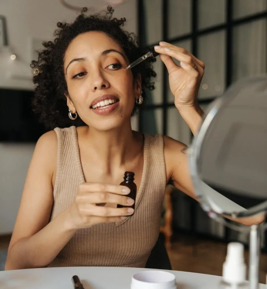 MENOS PRODUTOS, MAIS RESULTADOS? NOVA TENDÊNCIA DE SKINCARE GANHA ESPAÇO ENTRE DERMATOLOGISTAS