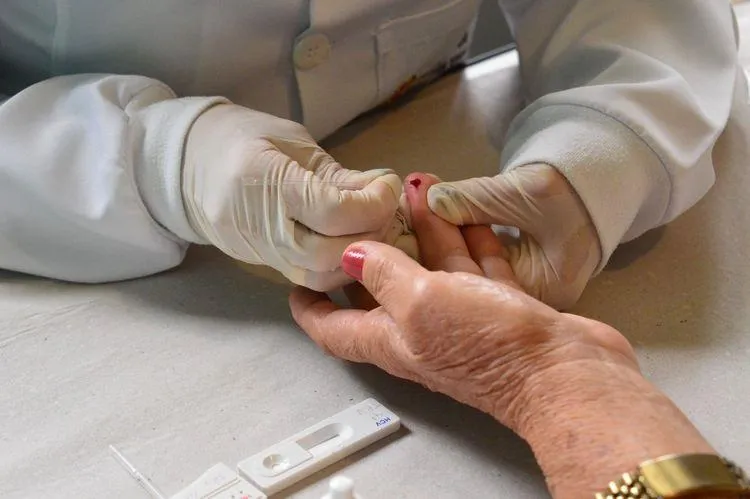 RIBEIRÃO PRETO AMPLIA TESTAGEM GRATUITA DE HEPATITES E INCLUI MANICURES EM CAMPANHA DE PREVENÇÃO