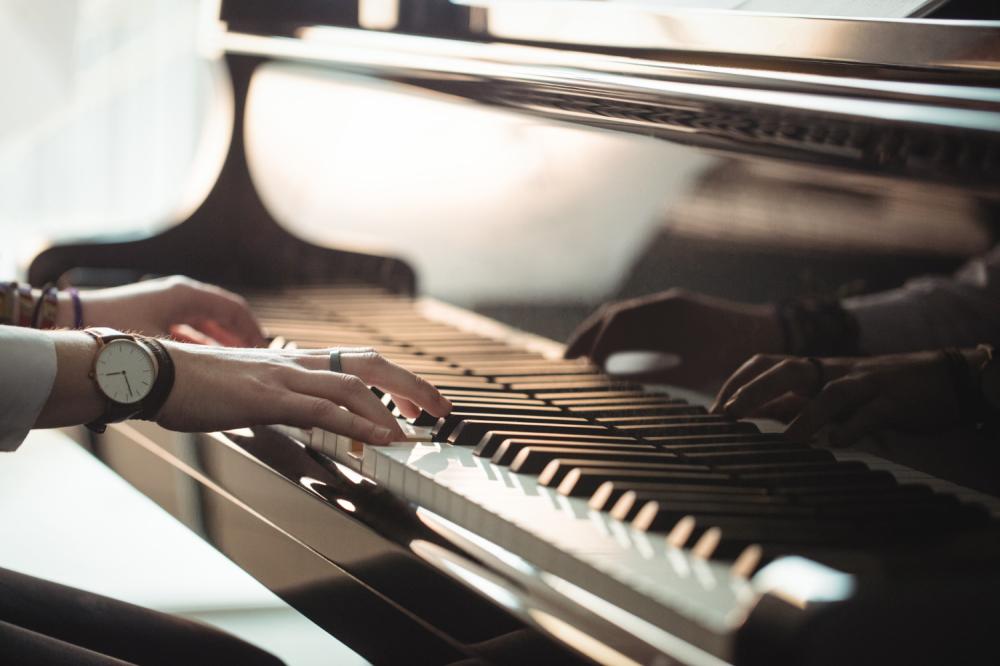 DO ROCK À BOSSA NOVA EM NOITES GRATUITAS DE PIANO