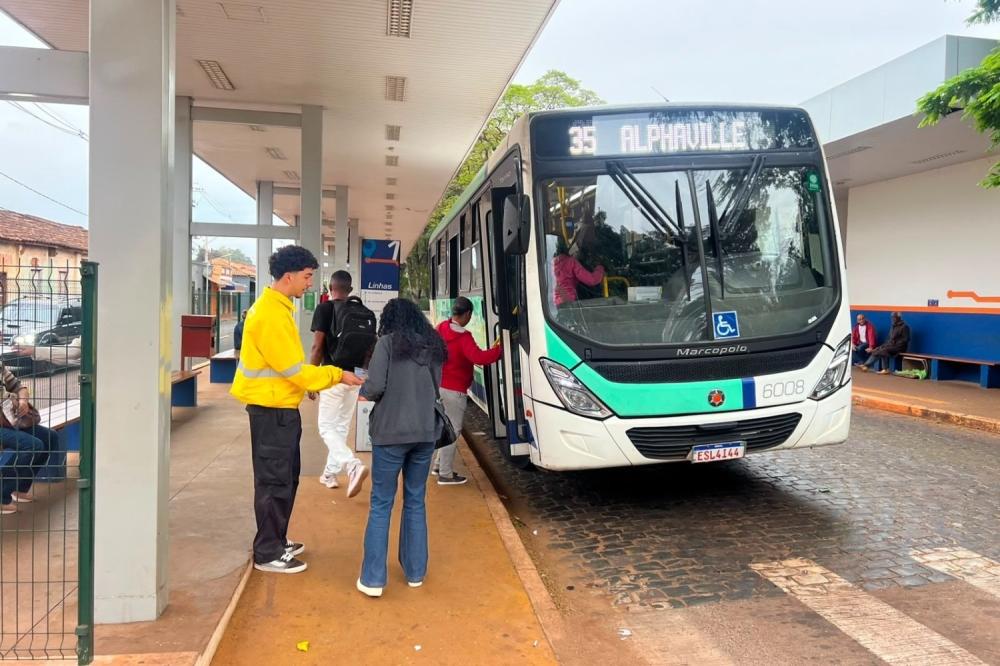 AÇÃO ORIENTA PASSAGEIROS E PEDESTRES SOBRE TRAVESSIA SEGURA EM BONFIM PAULISTA