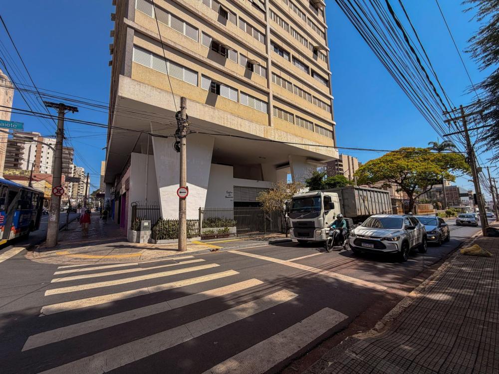 REPARO EM REDE DE ESGOTO INTERDITA RUA NO CENTRO DE RIBEIRÃO PRETO