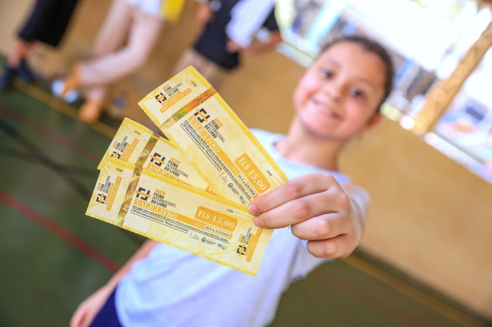 VALE-LIVRO É AMPLIADO E BENEFÍCIO CHEGA A QUASE 48 MIL ALUNOS