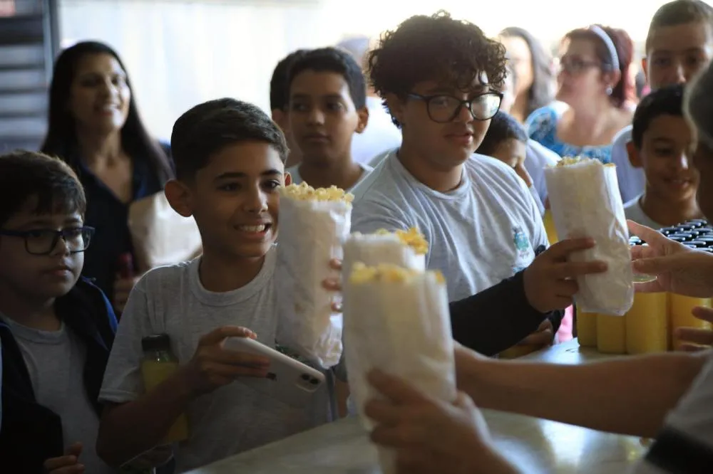 Quase 20 mil alunos da rede municipal vão ao cinema em projeto retomado em Ribeirão Preto