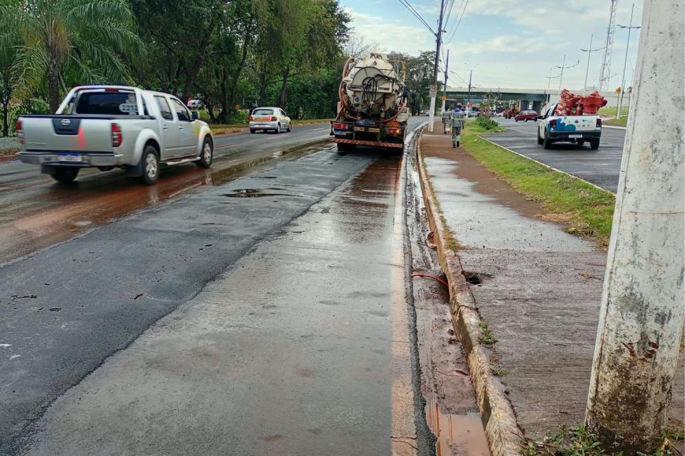 RISCO SOB VIADUTO MOBILIZA OBRA EMERGENCIAL E SAERP TROCA 410 METROS DE REDE