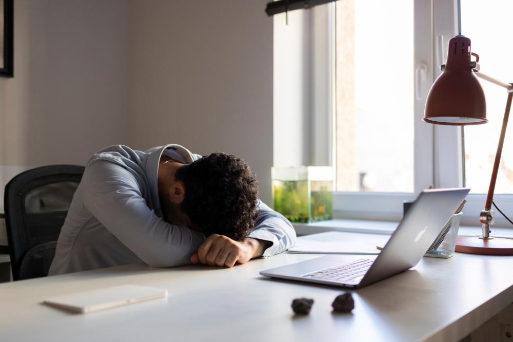 CANSAÇO PERSISTENTE PODE SER SINAL DE PROBLEMAS DE SAÚDE