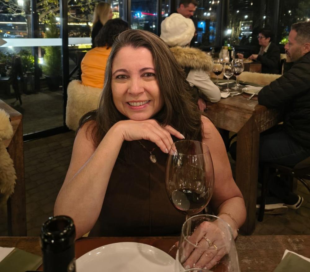 DA GASTRONOMIA AO VINHO: LÍBIA KOBORI TRANSFORMA PAIXÃO EM UM PROJETO DE VALORIZAÇÃO DOS VINHOS BRASILEIROS