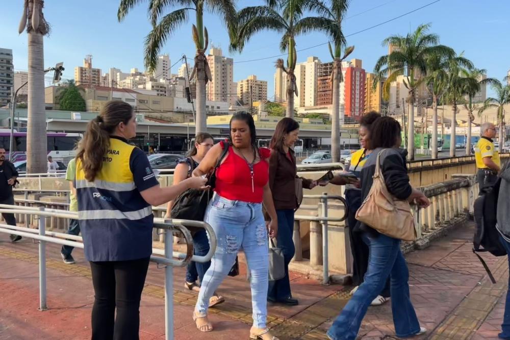 AÇÃO DE TRÂNSITO ORIENTA 250 PESSOAS NO CENTRO DE RIBEIRÃO PRETO