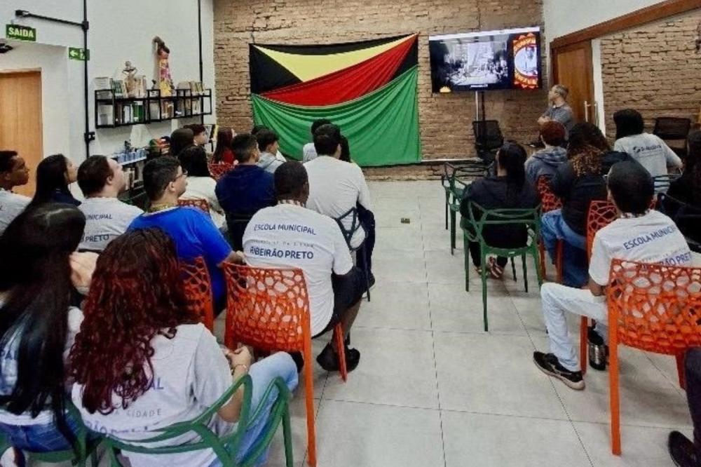 ALUNOS DE RIBEIRÃO PARTICIPAM DE CAMPANHA DE COMBATE AO RACISMO NAS ESCOLAS