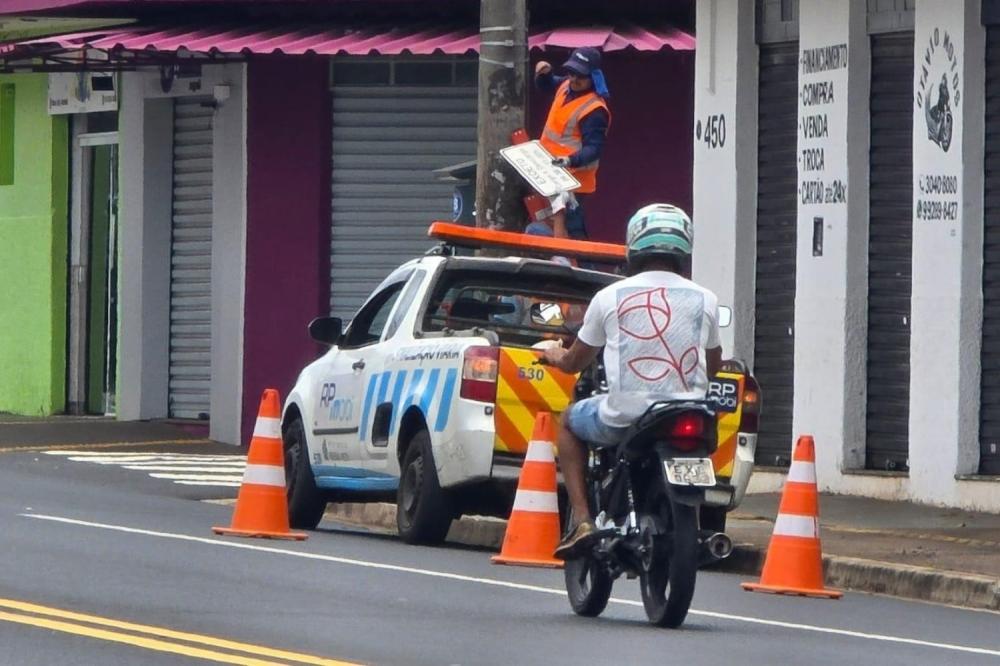ÁREA AZUL É SUSPENSA NA AVENIDA DOM PEDRO I EM RIBEIRÃO PRETO