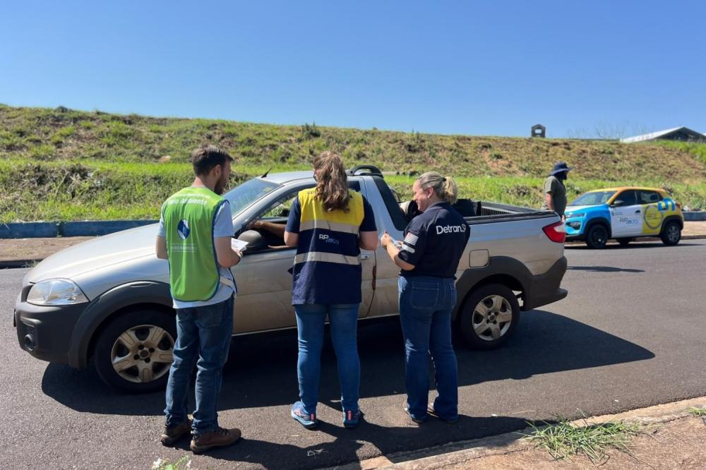 BLITZ NA VIA NORTE ORIENTA MOTORISTAS SOBRE TRÂNSITO E RISCO DE QUEIMADAS