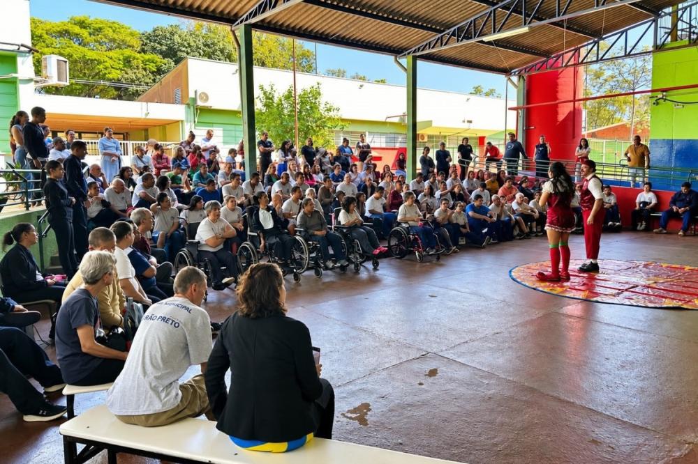 ALUNOS SURDOS MOSTRAM QUE NÃO EXISTE APENAS UMA FORMA DE SE COMUNICAR